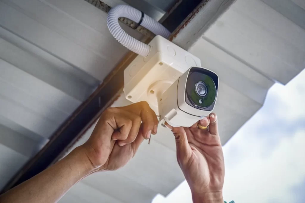Technician installing CCTV Camera 1024x683 1